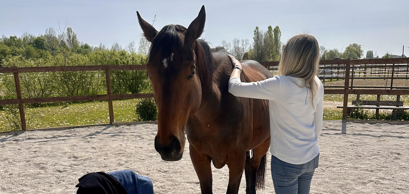 Giulia con il cavallo durante una sessione